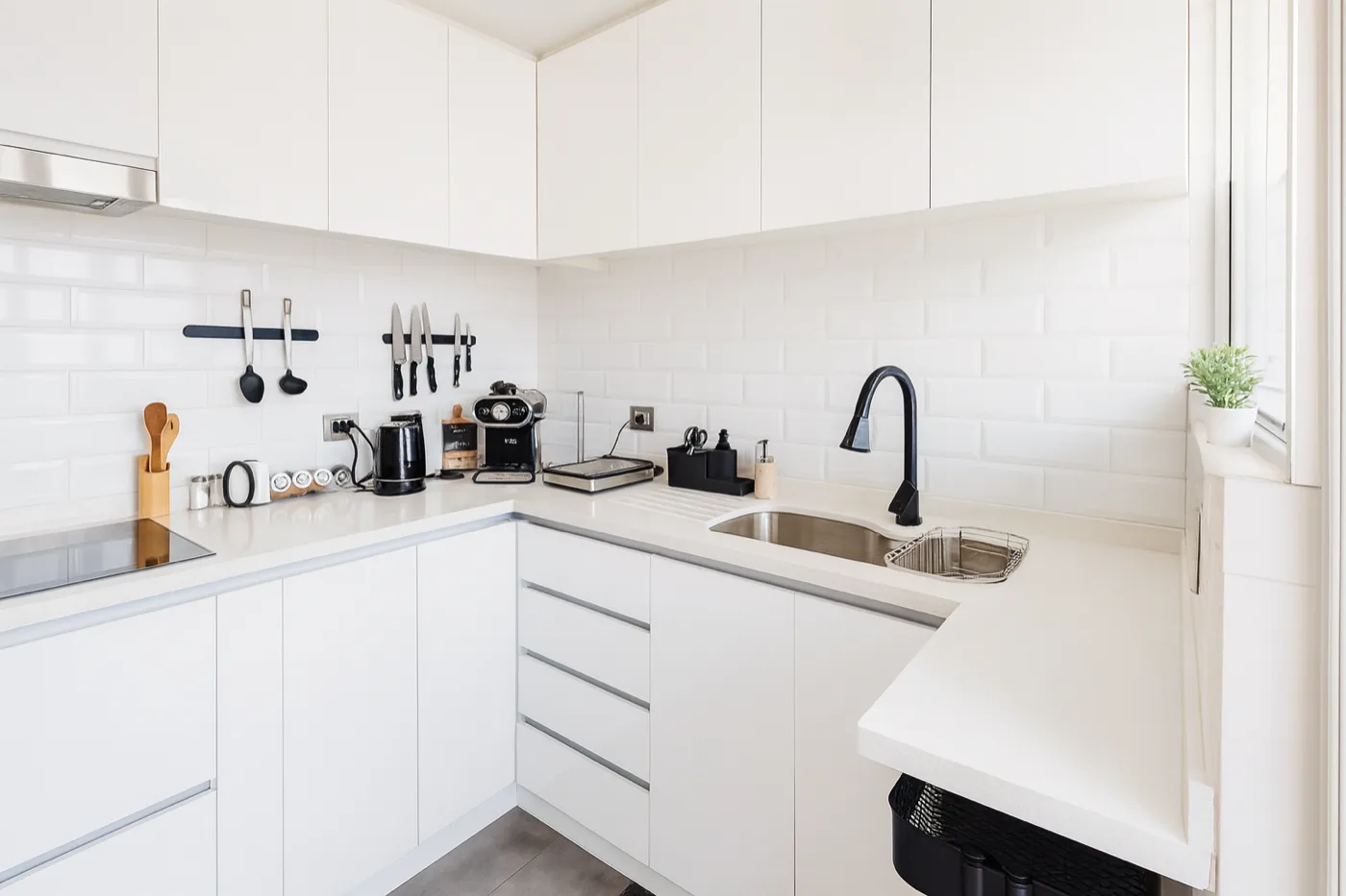 Cocina remodelada con mesón blanco y grifería negra